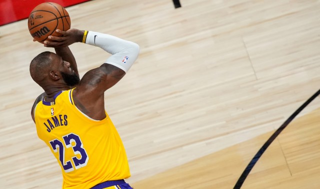 开云棋牌-得分上双了！詹姆斯追身三分再中反超76人