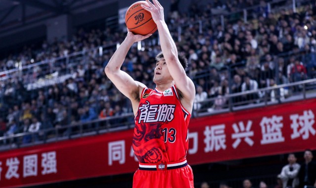 郭艾伦：FIBA比赛这个球太滑了 跟联赛用球的手感不一样