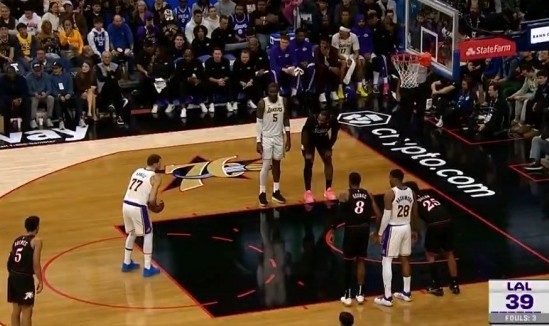 开云体育-乐了！暂停回来东契奇罚完第二球其他人动起来了 77：不是3罚吗？