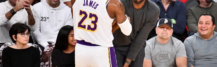 开云app-詹姆斯命中加盟湖人后第1000记三分&amp;位列队史第二 仅次于科比